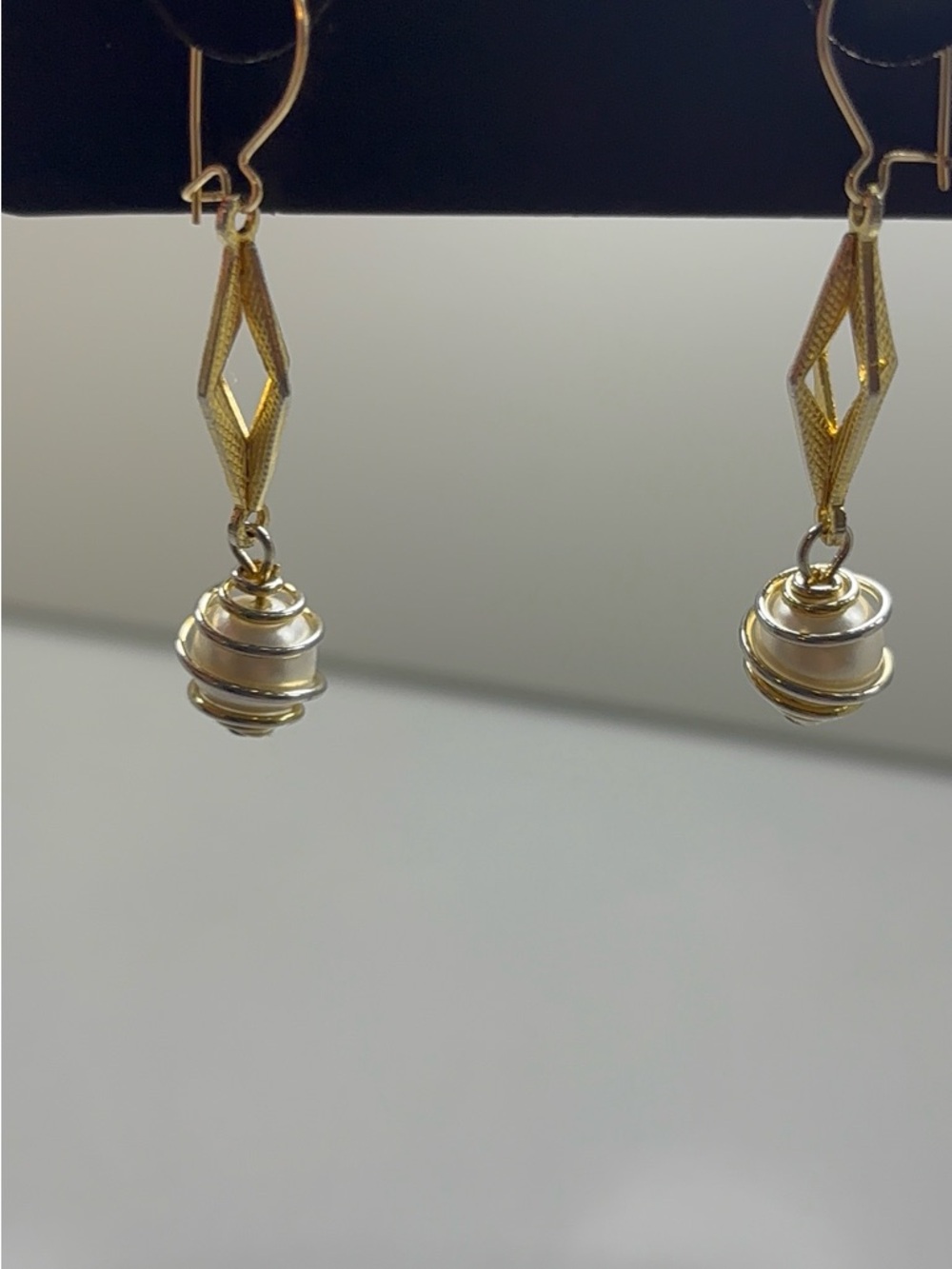 Vintage Art Deco Pearl Dangle Earrings Mid Century Geometric Gold Tone Drop MCM - Picture 3 of 7